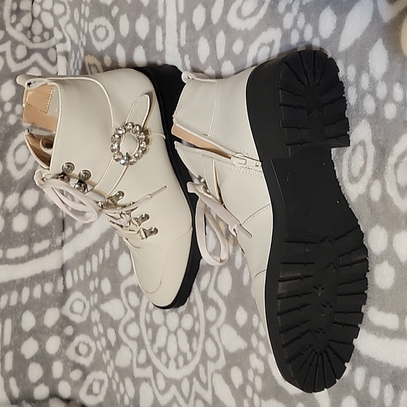 Nanette Lepore cream colored ankel boots. - Picture 3 of 4